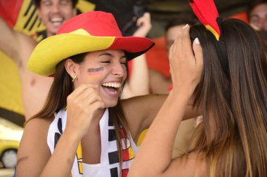 Kız bir kaç spor futbol taraftarları kutluyor