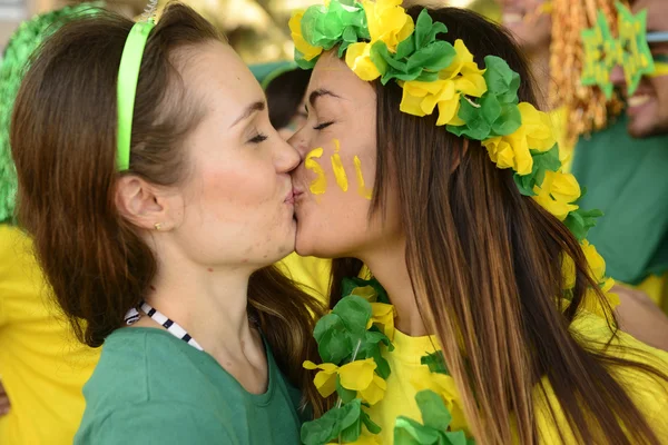 Freundinnen und Fans küssen sich beim Feiern. — Stockfoto