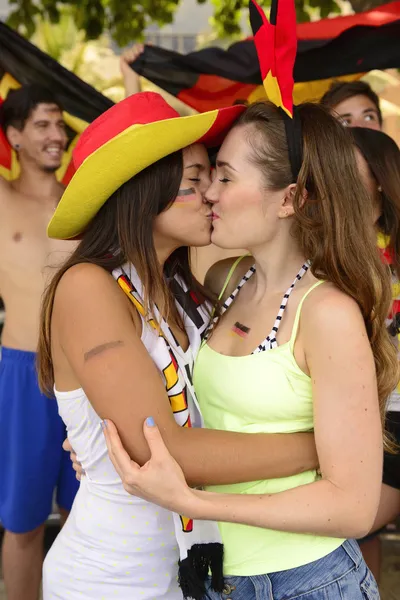 Tyska lesbisk fotbollsfans som kysser varandra — Stockfoto