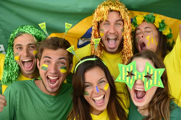 Les fans brésiliens de football sportif émerveillés — Photo