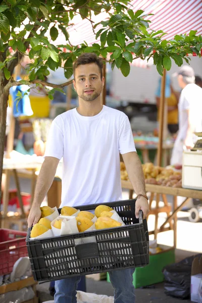 Småföretag ägare säljer ekologiska frukter och grönsaker — Stockfoto