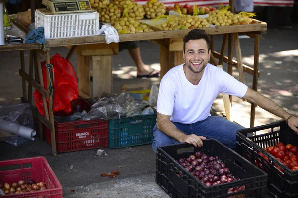 Small business owner selling organic fruits and vegetables — Stock Photo, Image