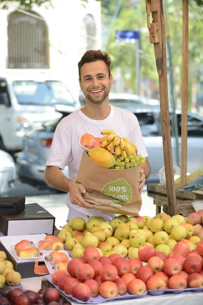 Proprietario di piccola impresa che vende frutta e verdura biologica — Foto Stock