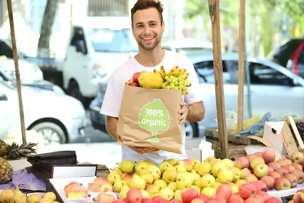 Μικρή επιχείρηση ιδιοκτήτης πώλησης οργανικά φρούτα και λαχανικά — Φωτογραφία Αρχείου