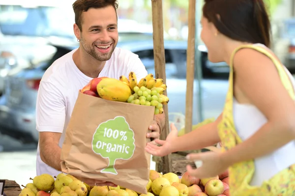 Właściciel małej firmy sprzedaży organiczne owoce i warzywa — Zdjęcie stockowe