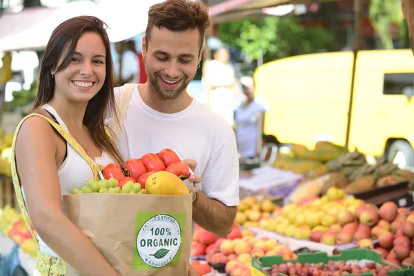 Casal de compras no mercado de rua aberto — Fotografia de Stock