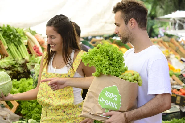 Paar winkelen bij open straatmarkt — Stockfoto