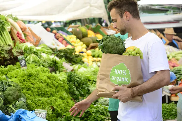 Homme portant un sac en papier shopping — Photo