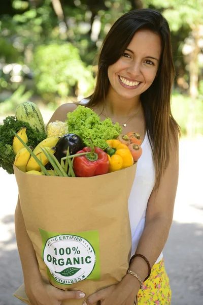 Mujer feliz llevando bolsa de comida orgánica . —  Fotos de Stock