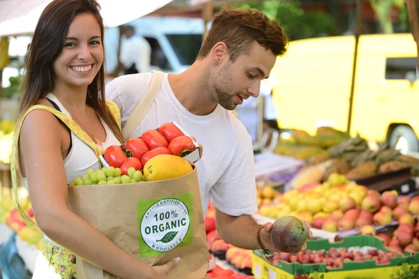 Paar kauft auf offenem Markt ein — Stockfoto