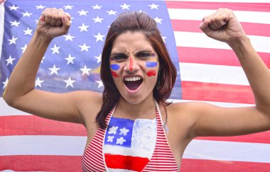 mutlu Kuzey Amerikalı kadın fan bağırıyor