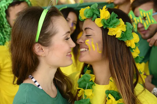 Namoradas fãs de futebol beijando — Fotografia de Stock