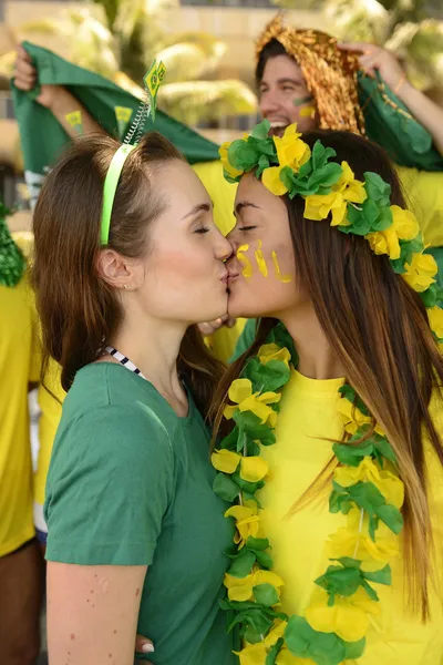 Flickvänner fotbollsfantaster kyssar — Stockfoto