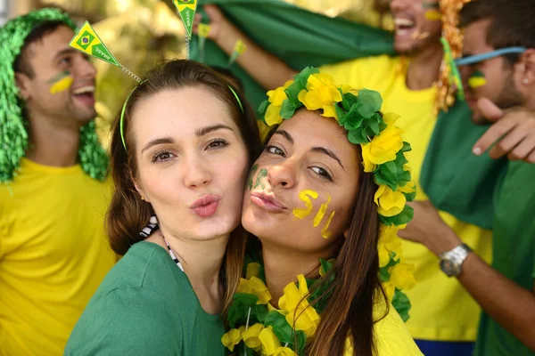 Brazilský přítelkyně fotbaloví fanoušci — Stock fotografie