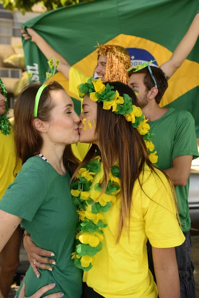 Brezilyalı kız futbol taraftarları öpüşme