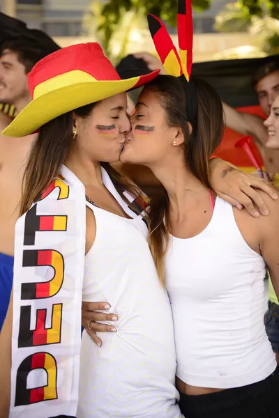 Joyeux couple de fans allemands de football lesbien — Photo