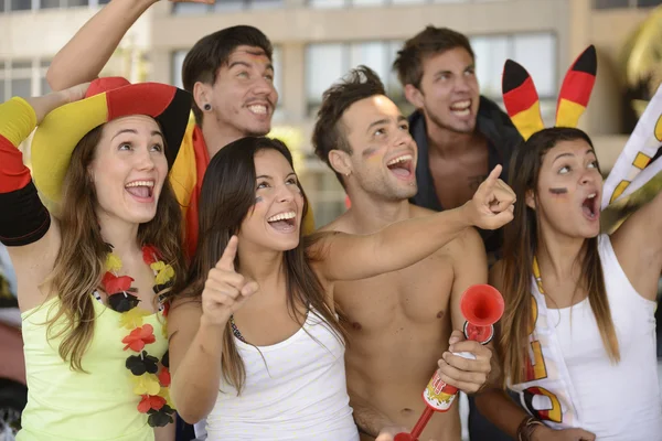 Gruppe begeisterter deutscher Fußballfans — Stockfoto