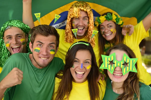 Glückliche Gruppe brasilianischer Sportfußballfans — Stockfoto