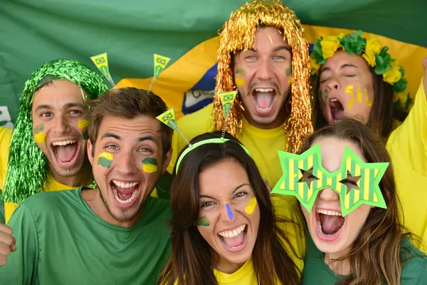 브라질 스포츠 축구 팬 들의 행복 한 그룹 — 스톡 사진