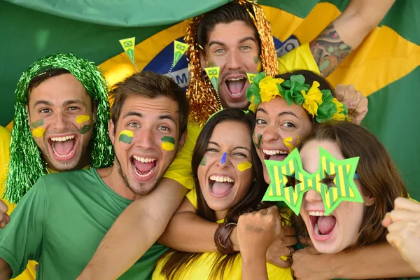 Feliz grupo de fãs de futebol esportivo brasileiro — Fotografia de Stock