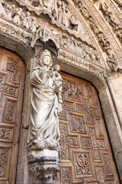 leon kararında kapı beyaz bakire.