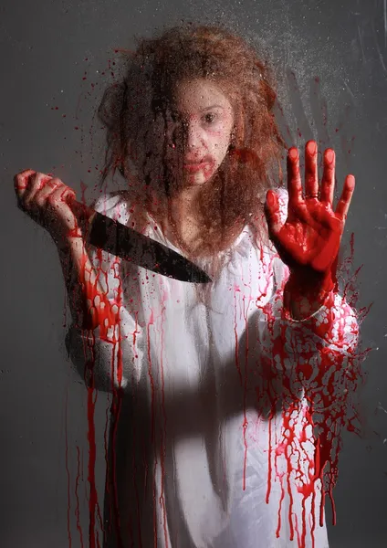 Immagine a tema horror con donna sanguinante affrancata — Foto Stock