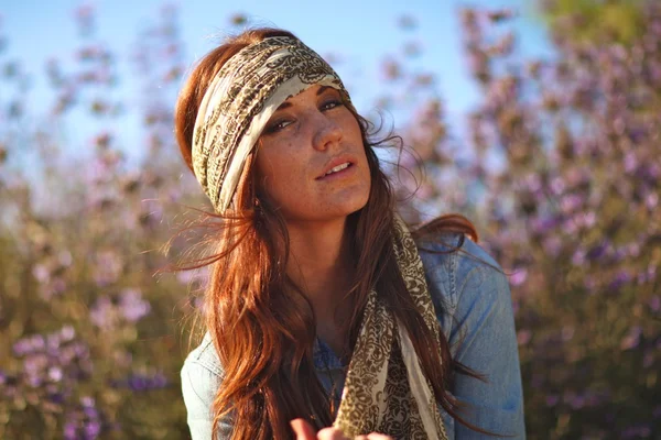 Schöne Frau auf einem Feld im Sommer — Stockfoto