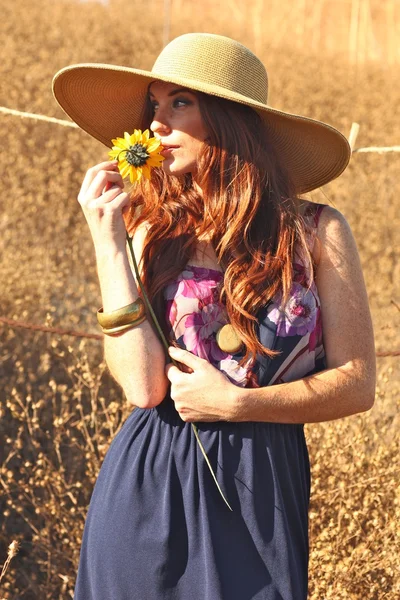 Joven hermosa mujer en un campo en la hora de verano —  Fotos de Stock