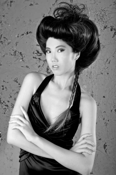 Asiatische Frau mit hoch gestylten Haaren — Stockfoto