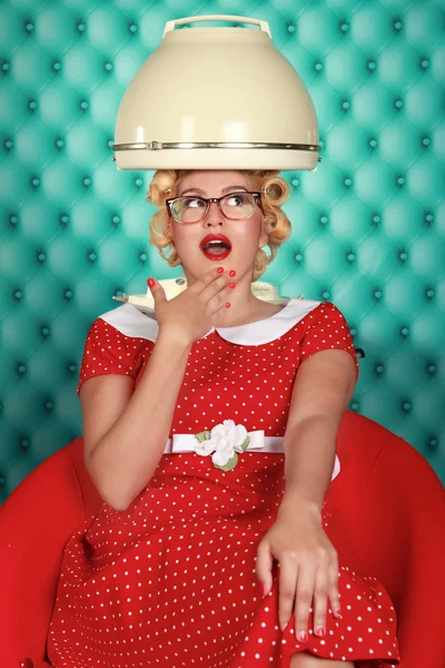 Elegante donna retrò avendo i capelli secchi — Foto Stock