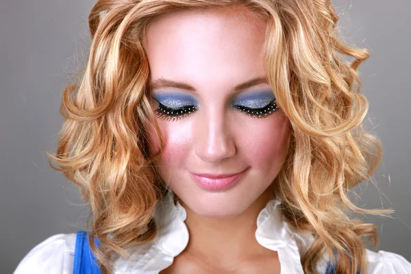Makeup on a Blonde Woman Looking Down — Stock Photo, Image