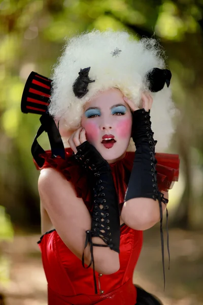 Frau in extremem Make-up und Kostüm — Stockfoto