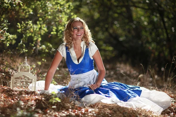 Rubia caucásica mujer al aire libre — Foto de Stock