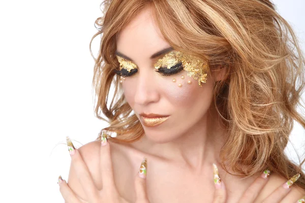 Hermosa mujer adornada con cosméticos de hoja de oro — Foto de Stock
