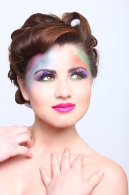 Güzel bir kadın ile renkli yaratıcı kozmetik