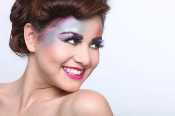Mujer hermosa con cosméticos creativos coloridos — Foto de Stock