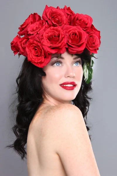 Mujer con flores en el pelo —  Fotos de Stock