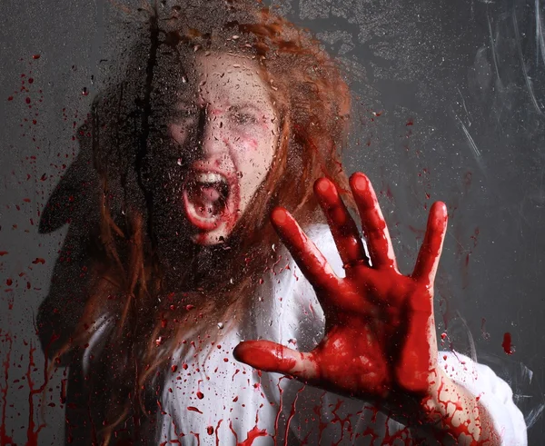 Horror tematyczne obrazu z krwawieniem freightened kobieta — Zdjęcie stockowe