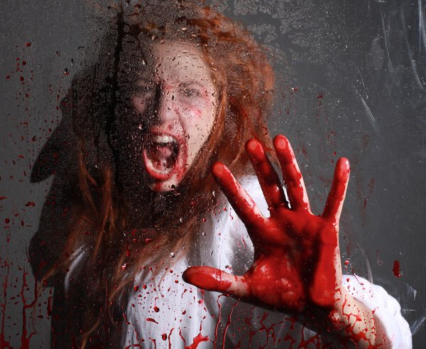 Тематическое изображение ужаса с кровоточащей женщиной
