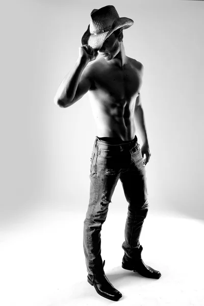 Sexy masculino modelo posando sem camisa — Fotografia de Stock