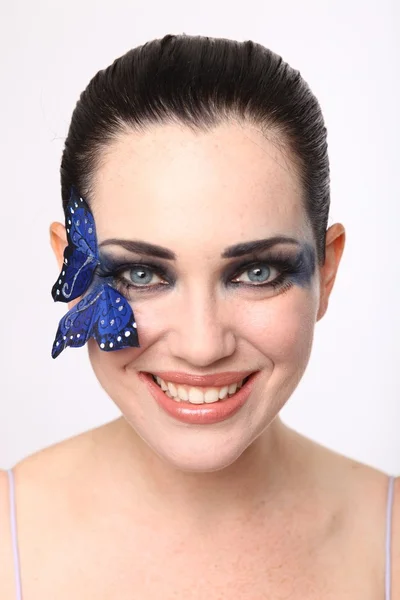 Imagen limpia de una mujer con mariposa Maquillaje — Foto de Stock