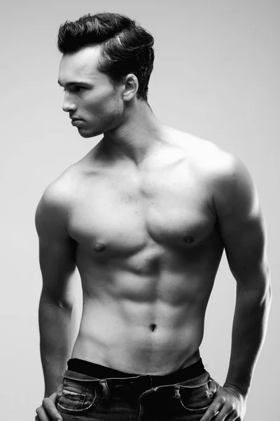 Sexy model mężczyzna pozowanie bez koszuli — Zdjęcie stockowe