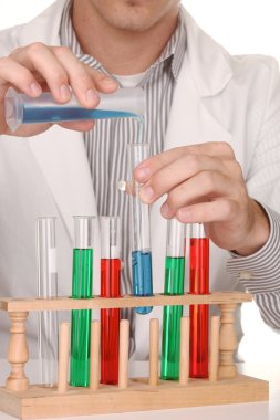 bilimsel yöntem kullanarak iş yerinde beyaz bilim adamı