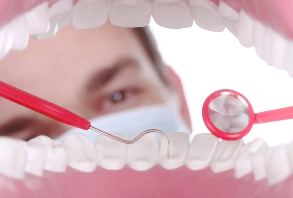 Kaukasische tandarts werken binnen een patiënt mond — Stockfoto