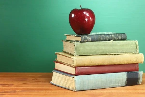 Zurück zu Schulbüchern und Apfel mit Kreide — Stockfoto