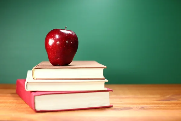 Πίσω σε σχολικά βιβλία και μήλο με μαυροπίνακα — Φωτογραφία Αρχείου