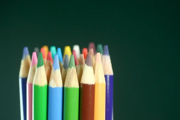 Renkli kalemler aşırı alan derinliği ile okul — Stok fotoğraf