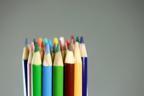 Szkoła kolorowe ołówki z ekstremalnych głębia ostrości — Zdjęcie stockowe