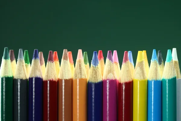 Renkli kalemler aşırı alan derinliği ile okul — Stok fotoğraf