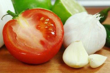 avokado, kişniş, domates ve biber salsa malzemeler